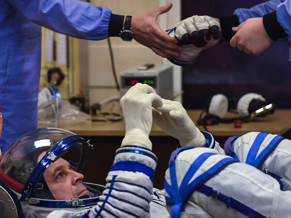 یک تن از فضانوردان  در حال آماده گیری لباس فضانوردی خود قبل از پرواز، در پایگاه فضایی بایکونور،قزاقستان - اسپوتنیک افغانستان  