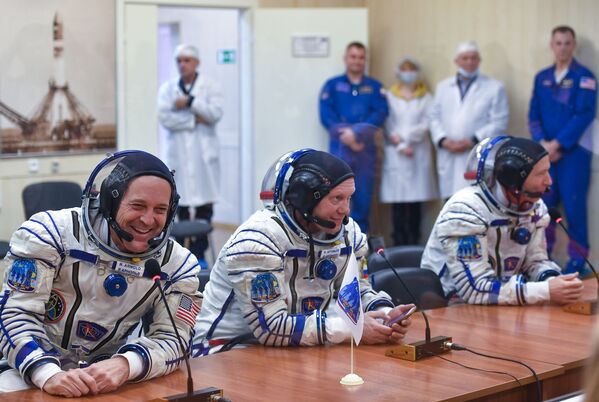 فضانوردان فضاپیمای سایوز ام‌اس08 در یک کنفرانس مطبوعات قبل از پرواز در پایگاه فضایی بایکونور، قزاقستان - اسپوتنیک افغانستان  
