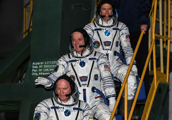 هر سه فضانوردان در حال رفتن به سوی فضاپیمای ام‌اس08 در پایگاه بایکونور، قزاقستان - اسپوتنیک افغانستان  