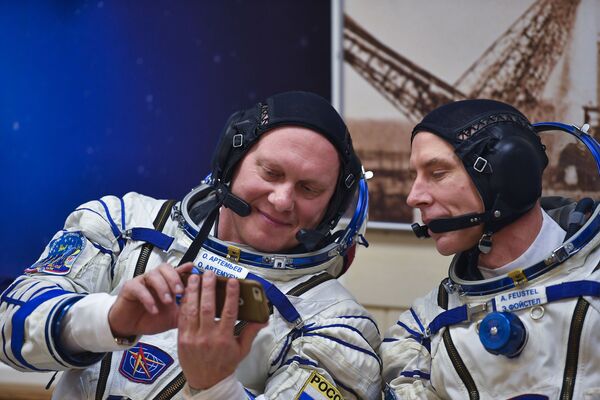 اولگ آرتمف و فضانورد ناسا اندرو فوستل اعضای خدمه اصلی  فضاپیمایی سایوزام‌اس08 درپایگاه فضایی بایکونور، قزاقستان - اسپوتنیک افغانستان  