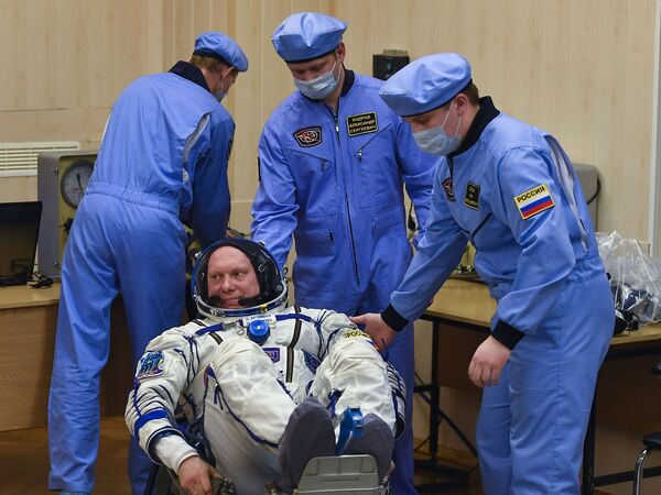 اولگ آرتمیف فضانورد لتونی درپایگاه فضایی بایکونور، قزاقستان - اسپوتنیک افغانستان  