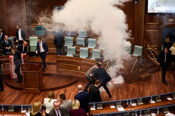 استفاده از گاز اشک آور در پارلمان کوزوو - اسپوتنیک افغانستان  