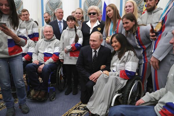 ولادیمیر پوتین، رئیس جمهور روسیه در حال دیدار با ورزشکاران روسی - اسپوتنیک افغانستان  