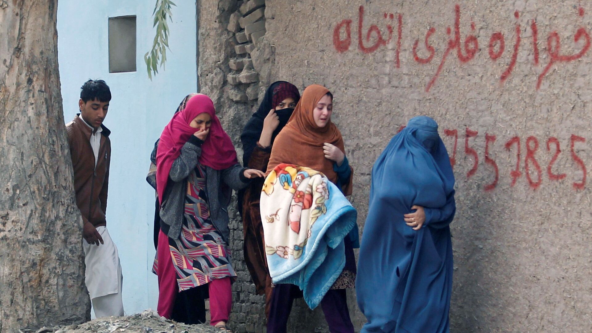 Девушки у места взрыва в Джелалабаде, Афганистан - اسپوتنیک افغانستان  , 1920, 27.03.2022