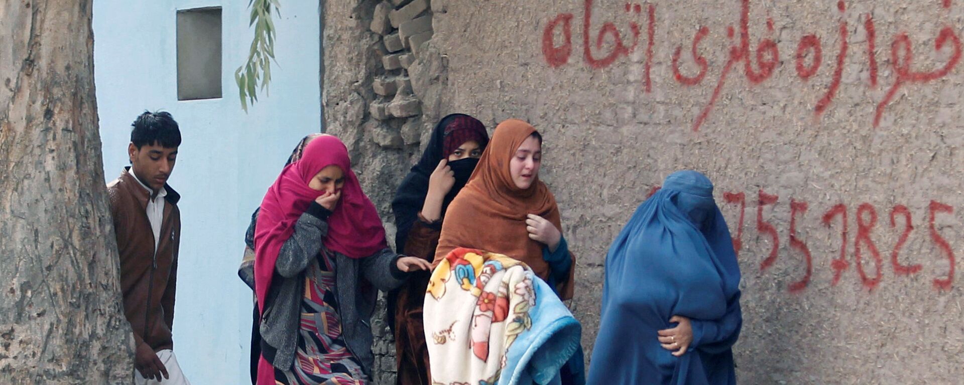 Девушки у места взрыва в Джелалабаде, Афганистан - اسپوتنیک افغانستان  , 1920, 02.01.2022