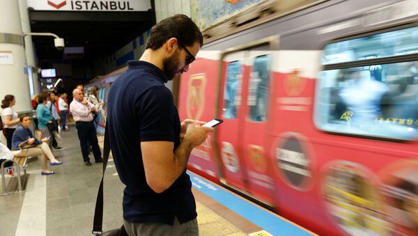افتادن مسافر متروی استانبول به داخل زینۀ برقی+ویدیو - اسپوتنیک افغانستان  