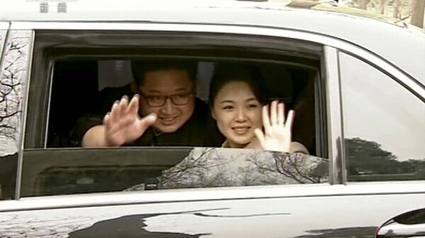 کیم جونگ اون، رهبر کوریای شمالی به همراه همسرش . - اسپوتنیک افغانستان  