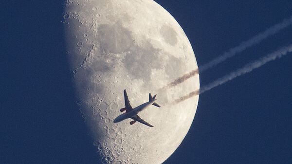 Самолет пролетает на фоне луны над Франкфуртом, Германия - اسپوتنیک افغانستان  