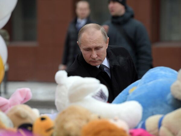 ولادیمیر پوتین رئیس جمهور روسیه در حال گل گذاری در مراسم یادبود از قربانیان آتش سوزی کمرووف - اسپوتنیک افغانستان  