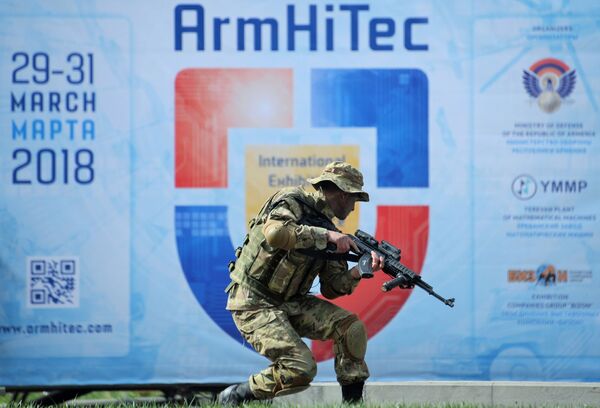 سرباز نیروهای ویژه مسلح ارمنستان در حال یک اجرای نمایشی در افتتاحیه نمایشگاه بین المللی تسلیحات و فن‌آوری دفاعی ArmHiTec-2018 در ایروان، ارمنستان - اسپوتنیک افغانستان  