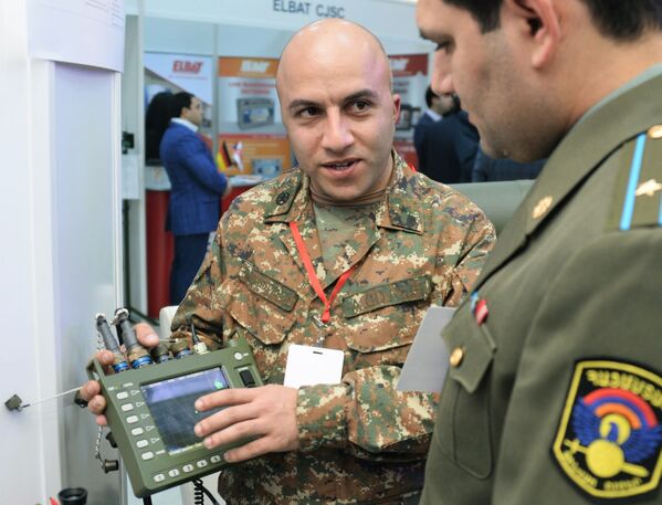 ایستگاه رادار قابل حمل روسی FARA-BP، 1L111M در نمایشگاه بین المللی تکنولوژی های اسلحه و دفاع ArmHiTec-2018 در یروان، ارمنستان - اسپوتنیک افغانستان  