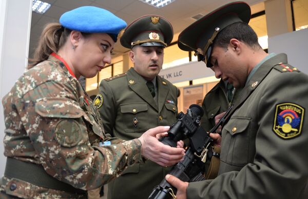 سربازان نیروهای مسلح ارمنستان در حال بازرسی از ماشین آلات شفت در نمایشگاه بین المللی تسلیحات و فن آوری دفاعی ArmHiTec-2018 در ایوران، ارمنستان - اسپوتنیک افغانستان  