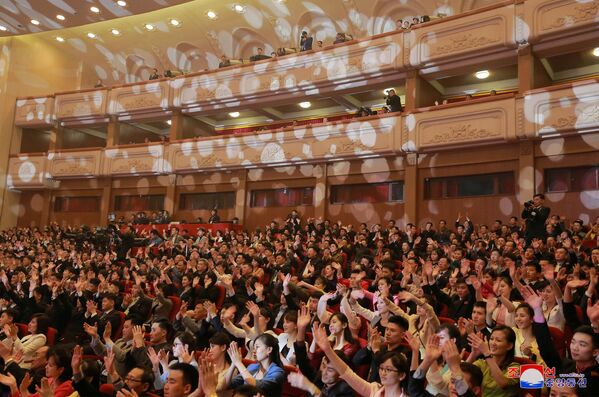 تماشاچیان در سالن کنسرت هنرمندان پاپ کوریای جنوبی - اسپوتنیک افغانستان  