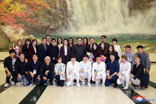 عکس دسته جمعی کیم جونگ اون هنگام دیدار با هنرمندان گروه پاپ کوریای جنوبی - اسپوتنیک افغانستان  