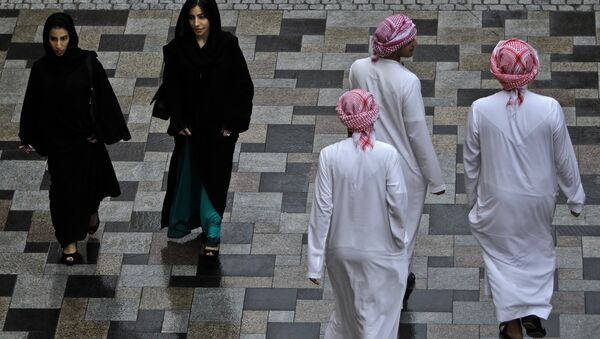 A modestly dressed women enjoy a weekend at JBR Walk in Dubai, United Arab emirates (File) - اسپوتنیک افغانستان  