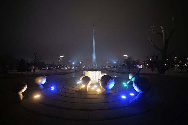 ترکیب مجسمه سیستم خورشیدی در مسکو، برای حمایت از بیماران اوتیسمی آبی رنگ برجسته شده است. - اسپوتنیک افغانستان  