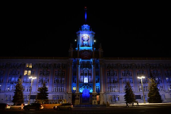 ساختمان اداری شهر یکاترینبورگ روسیه، برای حمایت از بیماران اوتیسمی آبی رنگ برجسته شده است. - اسپوتنیک افغانستان  