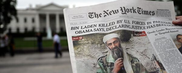 روزنامه با تصویر اوسامه بن لادن در زمینه کاخ سفید آمریکا - اسپوتنیک افغانستان  