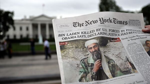 روزنامه با تصویر اوسامه بن لادن در زمینه کاخ سفید آمریکا - اسپوتنیک افغانستان  