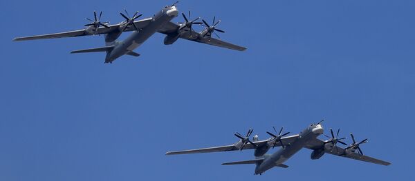 Стратегические бомбардировщики-ракетоносцы Ту-95МС во время военногой парада в ознаменование 70-летия Победы в Великой Отечественной войне Стратегические бомбардировщики-ракетоносцы Ту-95МС во время военногой парада в ознаменование 70-летия Победы в Великой Отечественной войне - اسپوتنیک افغانستان