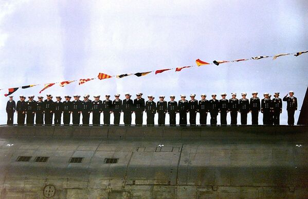 خدمه زیردریایی اتمی کورسک هنگام برگزاری جشن روز نیروی دریایی روسیه - اسپوتنیک افغانستان  