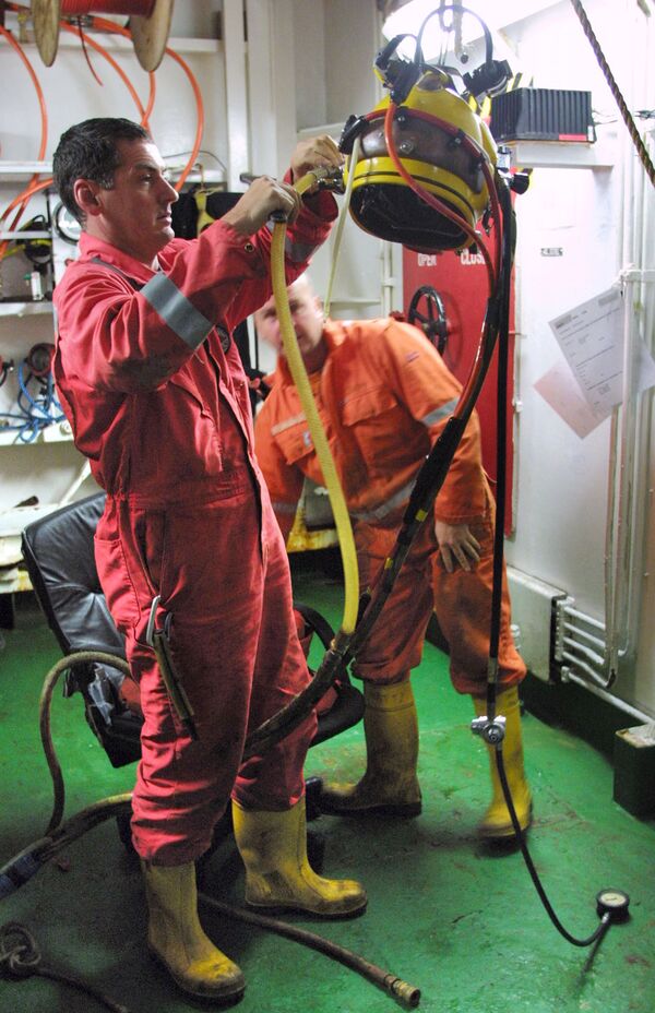 غواصان انگلیسی تجهیزات را برای جستجوی زیردریایی اتمی غرق شده کورسک در دریای بارنتز آماده می کنند. - اسپوتنیک افغانستان  