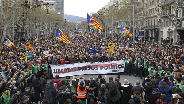 Протестующие с каталонскими флагами напротив штаб-квартиры Еврокомиссии в Барселоне - اسپوتنیک افغانستان  