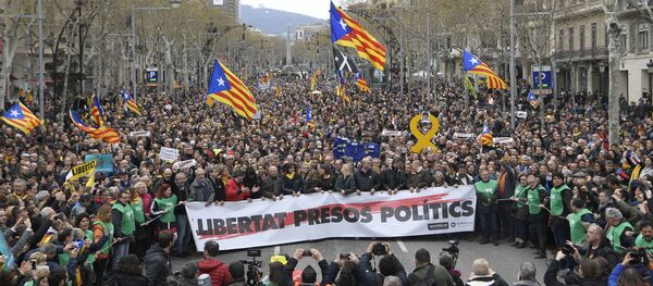 Протестующие с каталонскими флагами напротив штаб-квартиры Еврокомиссии в Барселоне - اسپوتنیک افغانستان  