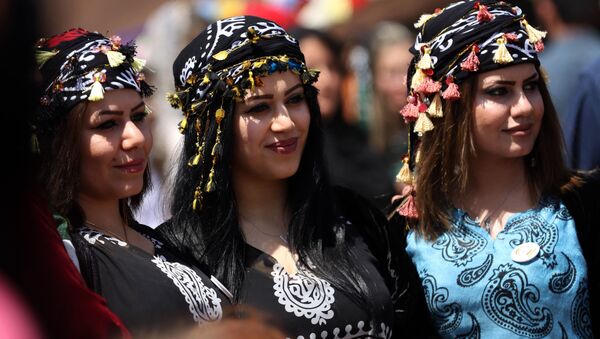 دختران اشتراک کننده با لباس ملی شان در جشنواره فرهنگی کردها در دامنه کوه مقلوب در عراق - اسپوتنیک افغانستان  