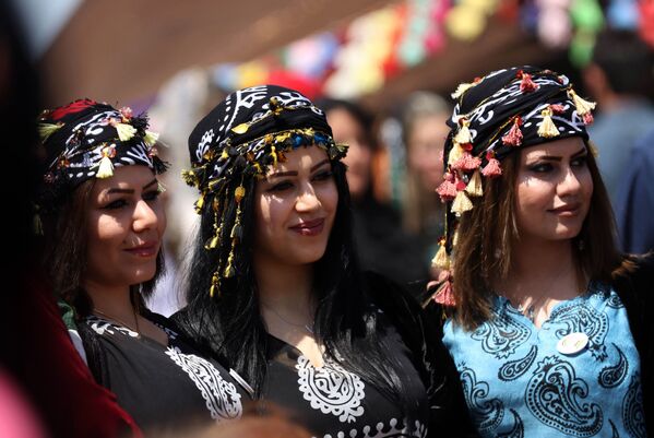 دختران اشتراک کننده با لباس ملی شان در جشنواره فرهنگی کردکردها ستان در دامنه کوه مقلوب در عراق - اسپوتنیک افغانستان  