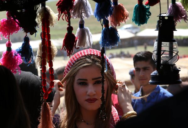 دختر اشتراک کننده در جشنواره فرهنگی کردها در دامنه کوه مقلوب در عراق - اسپوتنیک افغانستان  