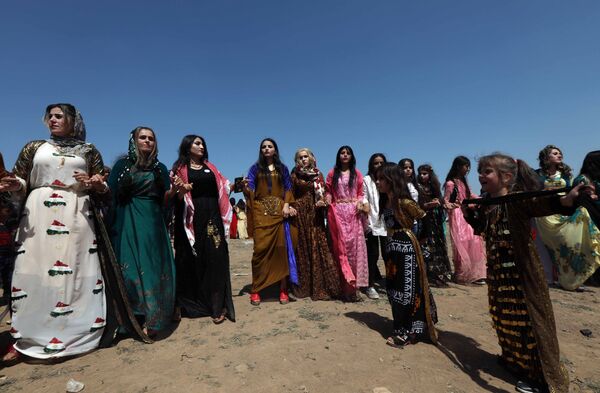 اشتراک کننده با لباس ملی شان درحال رقص کردن در جشنواره فرهنگی کردها در دامنه کوه مقلوب در عراق - اسپوتنیک افغانستان  