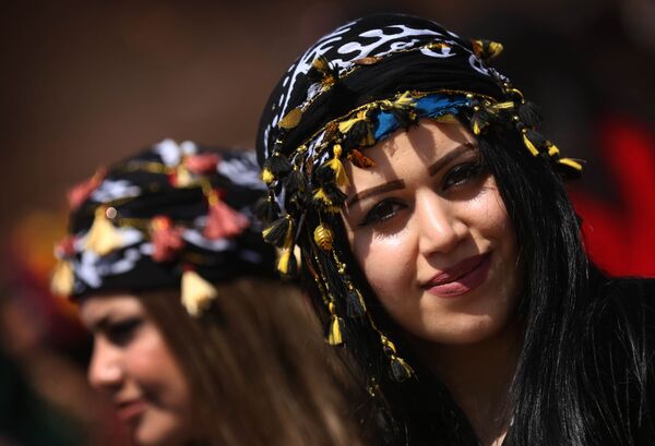 دختر اشتراک کننده در جشنواره فرهنگی کردها در دامنه کوه مقلوب در عراق - اسپوتنیک افغانستان  