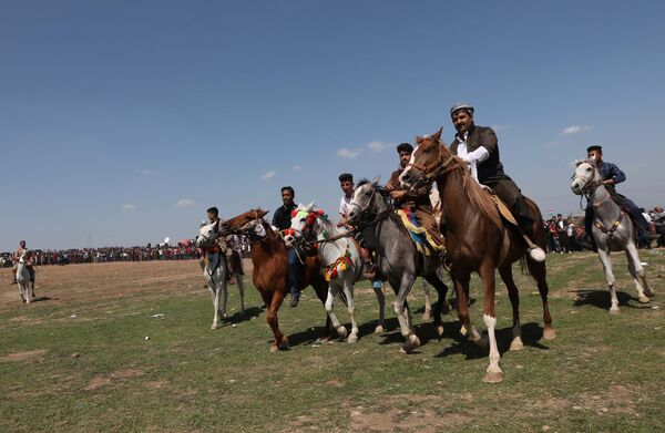 مسابقه اسپ‌سواری در جشنواره ملی کردها در دامنه کوه مقلوب در عراق - اسپوتنیک افغانستان  