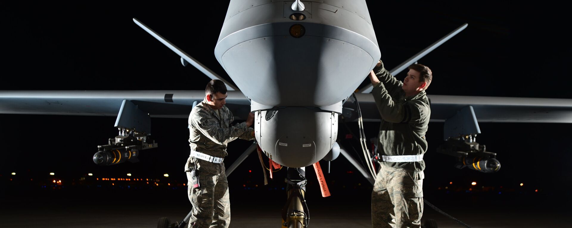 Airman 1st Class Steven (left) and Airman 1st Class Taylor prepare an MQ-9 Reaper for flight during exercise Combat Hammer, May 15, 2014, at Creech Air Force Base, Nev. Reaper crews flew a week-long mission, where they released the GBU-12 Paveway II and AGM-114 Hellfire munitions. Steven and Taylor are MQ-9 Reaper crew chiefs from the 432nd Aircraft Maintenance Squadron.  - اسپوتنیک افغانستان  , 1920, 01.02.2023