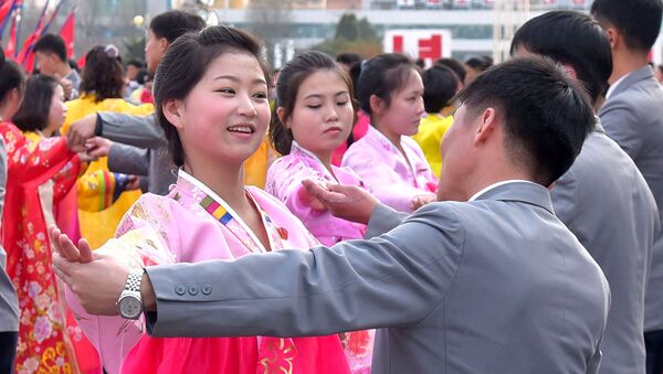رقص و پای‌کوبی شهروندان کوریای شمالی به افتخار ۲۵ سالگی انتخاب کیم جونگ ایل به عنوان رئیس کمیته دفاع دولتی کوریای شمالی - اسپوتنیک افغانستان  