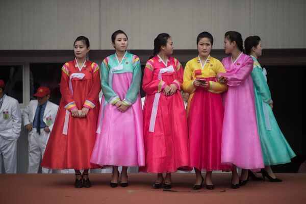 دختران کوریایی با لباس سنتی شان در ماراتن سالانه در پیونگ یانگ - اسپوتنیک افغانستان  