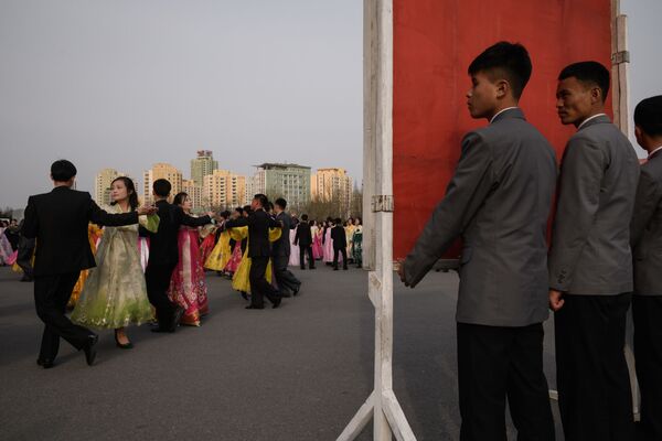 رقص‌های دسته‌جمعی در مراسم برگزارشده به افتخار کیم جونگ ایل، رهبر اسبق کوریای شمالی - اسپوتنیک افغانستان  