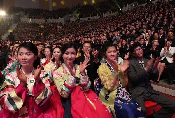 شهروندان کوریای شمالی در کنسرت هنرمندان پاپ در پیونگ یانگ - اسپوتنیک افغانستان  