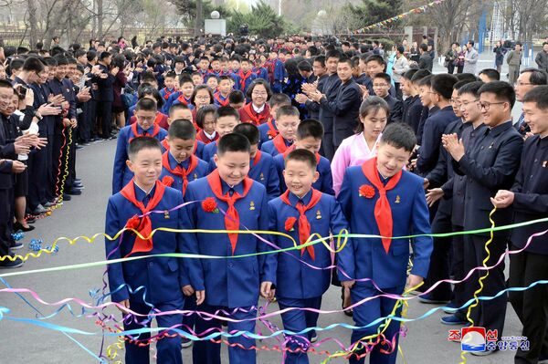 شاگردان مکتب در مراسم آغاز سال تعلیمی - اسپوتنیک افغانستان  