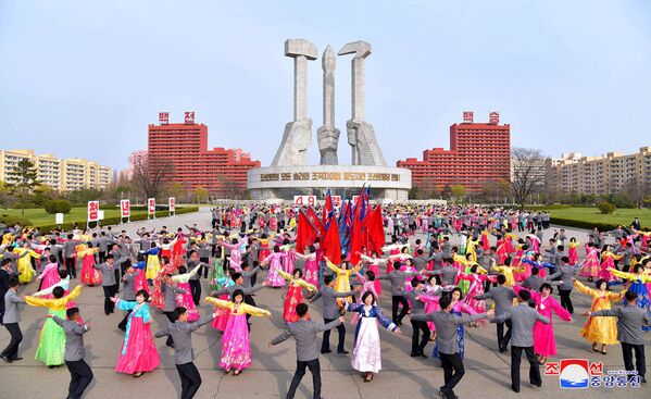 رقص و پای‌کوبی شهروندان کوریای شمالی به افتخار ۲۵ سالگی انتخاب کیم جونگ ایل به عنوان رئیس کمیته دفاع دولتی کوریای شمالی - اسپوتنیک افغانستان  