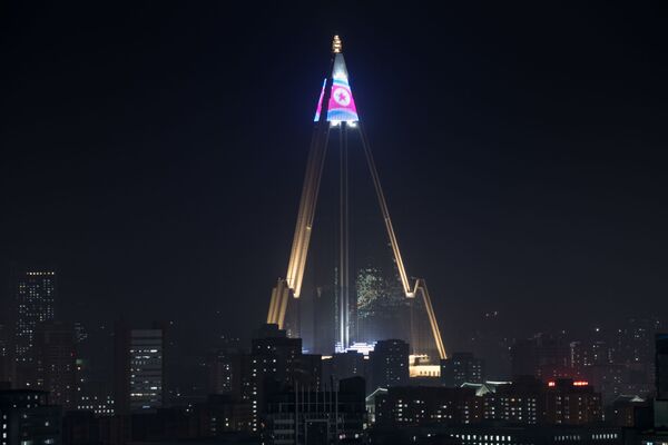 پرچم کوریای شمالی در بالای هوتل ریوگیونگ در پیونگ یانگ، کوریای شمالی - اسپوتنیک افغانستان  