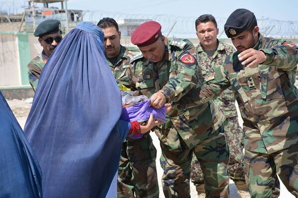 کمک اردوی ملی به ۱۰۰ خانواده مستحق بیجا شده در بلخ  - اسپوتنیک افغانستان  