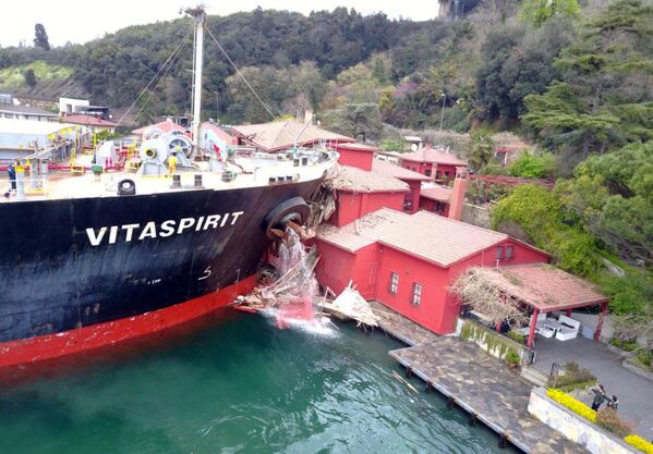 برخورد کشتی باری جمهوری مالت به خانه‌ی قدیمی کنار ساحل تنگه بسفر در استانبول - اسپوتنیک افغانستان  