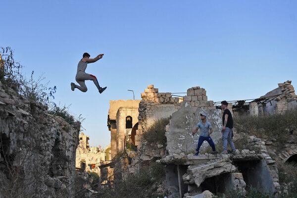نوجوانان در حال بازی پارکور (عبور از موانع در سریعترین زمان ممکن با استفاده از آسانترین و ساده‌ترین شیوهٔ حرکتی) - حلب، سوریه - اسپوتنیک افغانستان  
