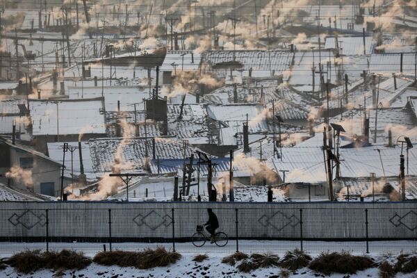 مردی سوار بر بایسکل - مرز کوریای شمالی و چین - اسپوتنیک افغانستان  