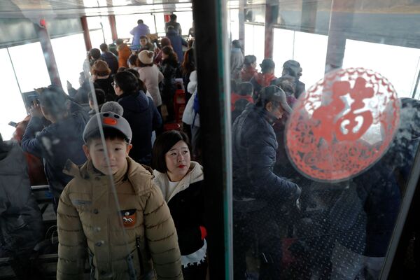 توریستان در کشتی تفریحی - مرز چین و کوریای شمالی - اسپوتنیک افغانستان  