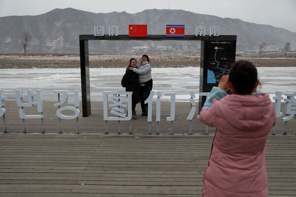 توریستان در مرز چین و کوریای شمالی - اسپوتنیک افغانستان  