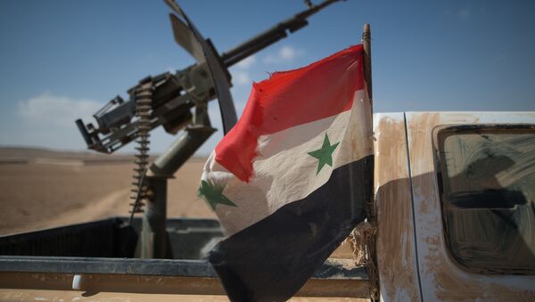 Флаг Сирии на автомобиле с пулеметом бойцов Сирийской арабской армии - اسپوتنیک افغانستان  