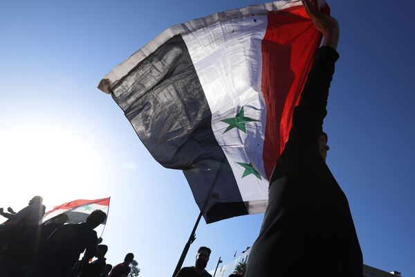 سوری‌ها در جریان تظاهرات در برابر حملات هوائی ائتلاف به رهبر امریکا در دمشق - اسپوتنیک افغانستان  